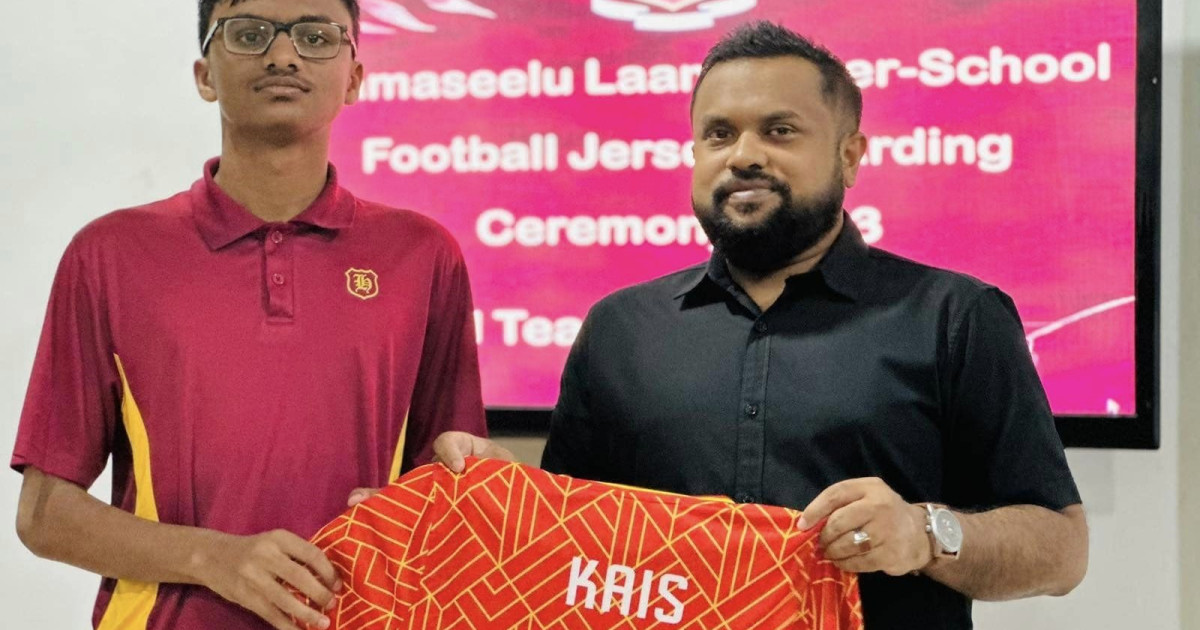 Laamaseelu Laamu Inter-School football tournament gai Hamad School in baiverivaa team ah Jersey havaalukoffi